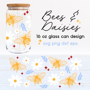 Può includere: Un design per una lattina di vetro da 473 ml con api e margherite. Il design include api gialle, margherite bianche e foglie blu. Il testo "Bees & Daisies" è scritto in corsivo nero. Il design è disponibile nei formati SVG, PNG, DXF ed EPS.