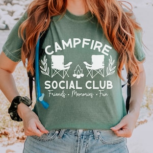 Club social de fogata svg y png, campamento svg, aventura svg, verano svg, campamento boho svg, camisa de campamento svg, vida de campamento svg, preppy svg png