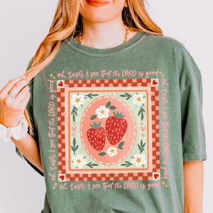 Jordgubb "Smaka och se" blommig png, bibelvers png, kristen png, inspirerande png, jordgubb png, sommar png, trendig png, t-shirt bild 2