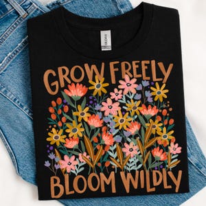 Crece libremente con flores bohemias png, flores png, salud mental png, inspiración png, afirmaciones png, amor propio png, camisetas png, moda png dtf