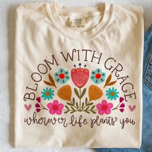 Florece con gracia, bohemio caprichoso, inspirador, floral, positivo, salud mental, sublimación de camisetas, ansiedad, dtf