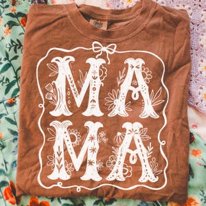 Mamãe flores silvestres caprichosas png, mamãe png, sublimação de mamãe, mamãe ocidental png, dia das mães png, camisa de mamãe png, laço de mamãe coquete png, dtf png