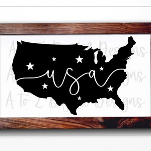 K&ouml;nnte beinhalten: Eine schwarze Silhouette der Vereinigten Staaten mit dem Wort "USA" in kursivschrift innerhalb der Umrisse. &Uuml;ber die Karte sind wei&szlig;e Sterne verteilt.