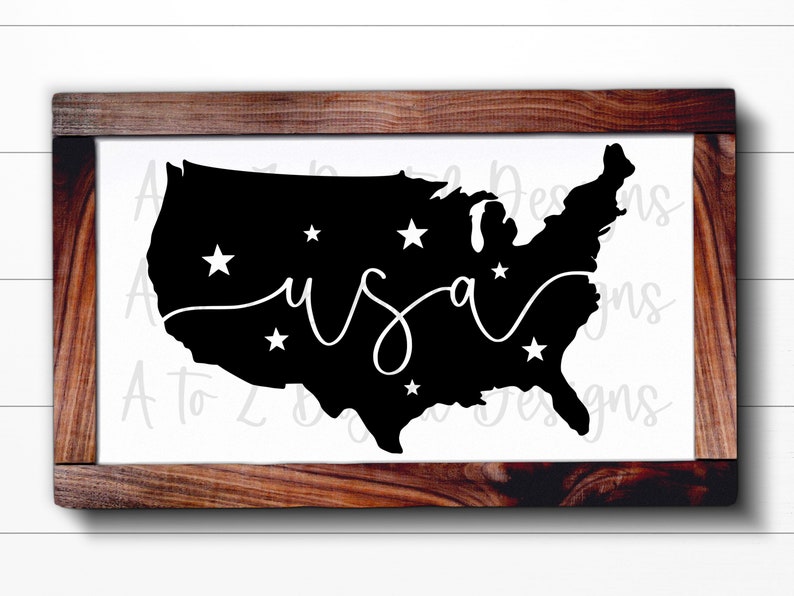 K&ouml;nnte beinhalten: Eine schwarze Silhouette der Vereinigten Staaten mit dem Wort "USA" in kursivschrift innerhalb der Umrisse. &Uuml;ber die Karte sind wei&szlig;e Sterne verteilt.