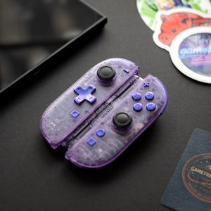 Mandos Joy-Con "retrofuturistas" de color púrpura atómico para Nintendo Switch 2