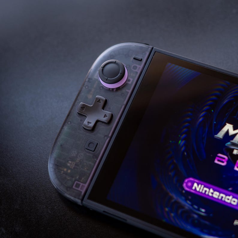 Puede incluir: Juego de tres tazas de cer&aacute;mica con acabado mate moteado. Las tazas son de color crema, gris claro y gris oscuro. Cada taza tiene un dise&ntilde;o simple y minimalista.