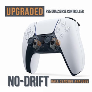 Puede incluir: Un mando PS5 DualSense blanco con sticks analógicos de detección de sala mejorados. El texto "UPGRADED" y "NO-DRIFT HALL SENSING ANALOGS" se muestra en la imagen.