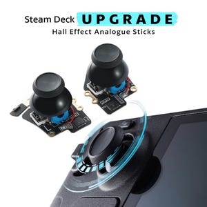 Może przedstawiać: Obraz komponentów ulepszających Steam Deck, w tym drążków analogowych Hall Effect. Obraz przedstawia dwa czarne drążki analogowe z niebieskimi i srebrnymi elementami oraz zbliżenie kontrolera Steam Deck.