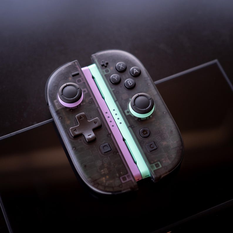 Puede incluir: Una taza de cer&aacute;mica blanca con asa negra y el texto "But First, Coffee" en negrita negra. La taza se encuentra sobre un fondo borroso, sugiriendo un ambiente acogedor.