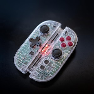 Joy-Cons personalizados de Game Boy Pocket para Switch 2 (transparentes y rojo rosa)