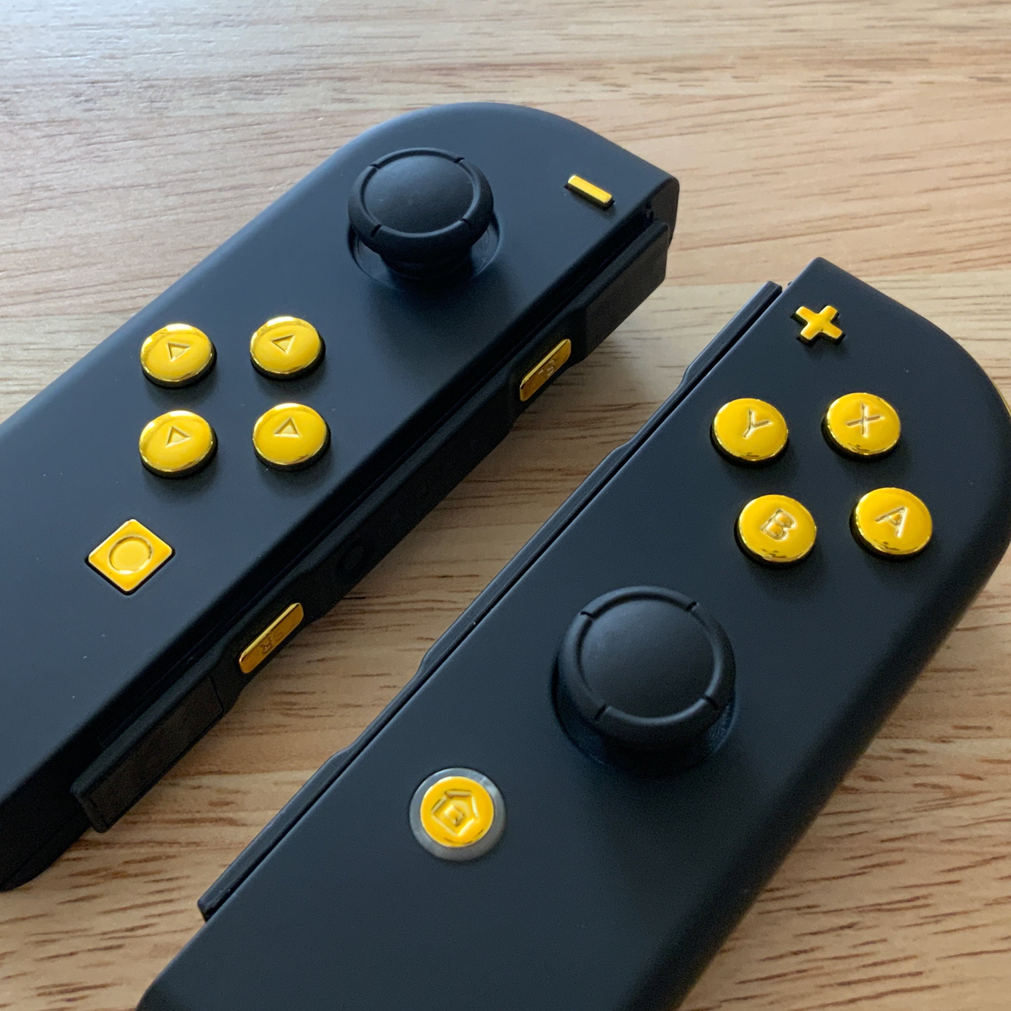 【美品】カスタムJoy-con　BLACK×GOLDメタリック 美品】カスタムJoy-con BLACK×GOLDメタリック - メルカリ