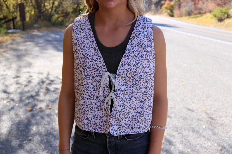 FRONT TIE LACE TRIM WITH RIBBON KNIT VEST