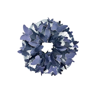 Op de afbeelding: Een marineblauwe haarband met een ontwerp van meerdere vlinders.