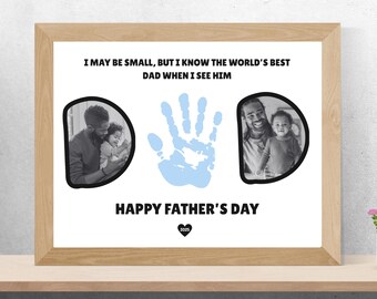 Puede incluir: Un marco para el Día del Padre con acabado de madera clara. La impresión presenta dos fotos en blanco y negro de un padre y un niño, una huella de mano azul y el texto "I MAY BE SMALL, BUT I KNOW THE WORLD'S BEST DAD WHEN I SEE HIM" y "HAPPY FATHER'S DAY".