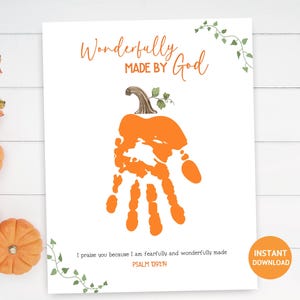 Puede incluir: Una impresión blanca con una calabaza de huella de mano naranja y el texto "Wonderfully Made by God". La impresión incluye el versículo bíblico Salmo 139:14 y vides decorativas. Un círculo naranja con "Descarga instantánea" está en la esquina.