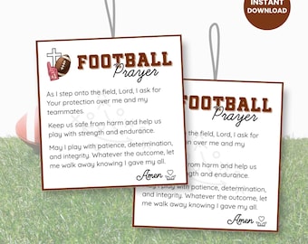 Könnte beinhalten: Zwei braune quadratische Anhänger mit dem Text "FOOTBALL Prayer" und einem Gebet. Die Anhänger haben einen Football und eine Kreuzgrafik. Die Anhänger hängen an einer weißen Schnur. Der Hintergrund ist grün.