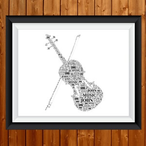 Op de afbeelding: Een zwart-wit print met een viool- en boogsilhouet. De viool is samengesteld uit woorden als "muziek", "lied" en "plezier". De print heeft een witte achtergrond, een zwarte lijst en is op een houten muur gemonteerd.