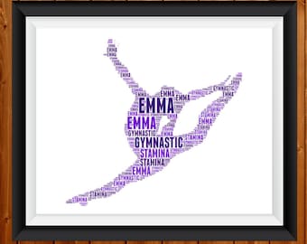 Puede incluir: Una impresión enmarcada que presenta una silueta de gimnasta compuesta por las palabras "EMMA", "GYMNASTIC" y "STAMINA" en tonos morados. La obra de arte está sobre un fondo blanco, enmarcada en negro y expuesta sobre una superficie de madera.
