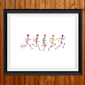 以下が含まれることがあります： 5人の走る骸骨の水彩イラストが描かれた額入りプリント。骸骨は紫、青、黄、赤など様々な色で描かれており、周囲には色の飛沫があります。アートワークは白い背景に設定されています。