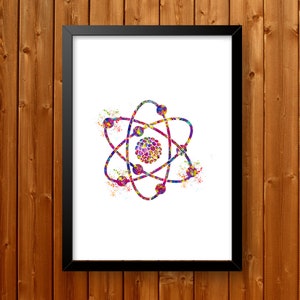 Könnte beinhalten: Ein gerahmter Druck eines farbenfrohen Aquarell-Atom-Bildes. Das Atom ist mit einem zentralen Kern und umlaufenden Elektronen dargestellt. Der Hintergrund ist weiß.