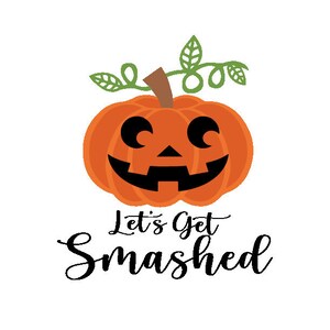 Puede incluir: Calabaza naranja con una cara sonriente y un tallo verde. El texto debajo dice "Let's Get Smashed".
