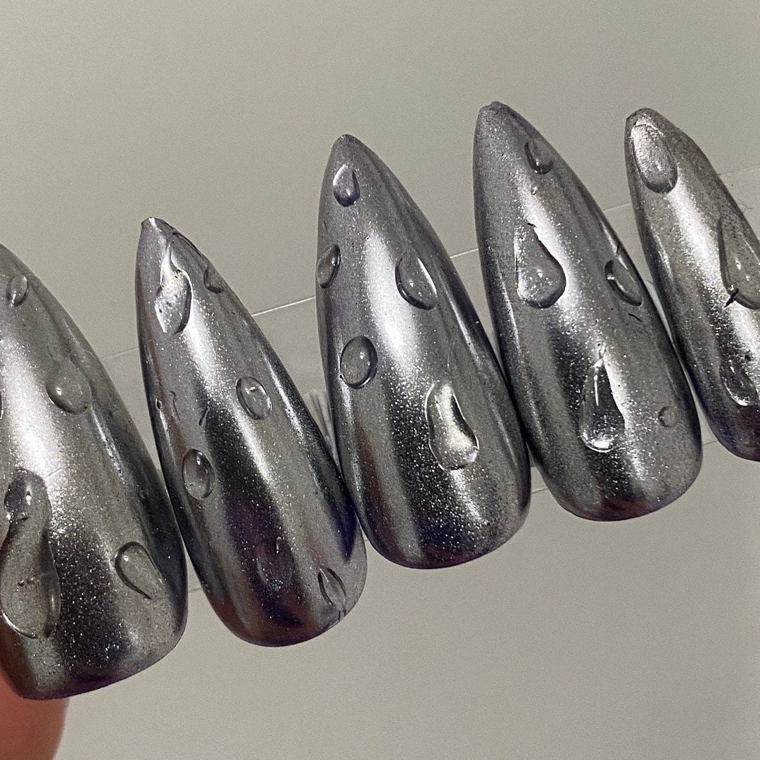 Officially obsessed with silver chrome ⛓️ : r/Nails