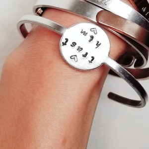 ENVÍO GRATIS Confíe en él Medallón Frase Brazalete Pulsera inspiradora Carta estampada a mano personalizada Brazalete de disco redondo de aluminio sin deslustre