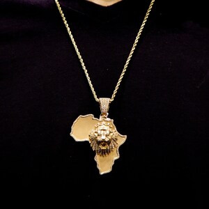 Colgante de cara de león africano 3D de oro de 14K, colgante del continente africano, colgante de mapa africano de diamantes moissanita, joyería de hip hop colgante helado