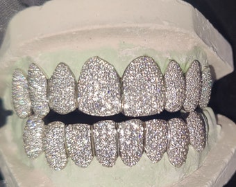 Iced Moissanite Diamond aangepaste tanden Grillz | Aangepaste Moissanite Diamond 10 op 10 tanden Grillz in zilver, 10K, 14K geel, roze, wit goud