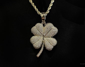 Handgemachte zarte, einfache, winzige, elegante, zierliche Pave Outline Custom Alhambra Silber / 14K Gold Moissanite Diamant Clover Anhänger Halskette