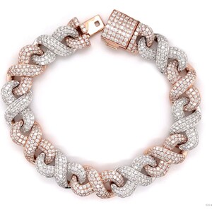 Puede incluir: Un brazalete engastado con diamantes con un diseño bicolor en oro rosa y oro blanco. El brazalete tiene un diseño de cadena gruesa y trenzada.