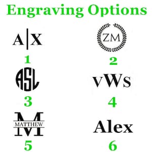 K&ouml;nnte beinhalten: Sechs verschiedene Gravur-Optionen f&uuml;r ein personalisiertes Geschenk. Option 1 zeigt die Buchstaben A und X, die durch eine vertikale Linie getrennt sind. Option 2 zeigt die Buchstaben Z und M in einem Kranz. Option 3 zeigt die Buchstaben A, S und L in einem Kreis. Option 4 zeigt die Buchstaben V, W und S. Option 5 zeigt den Buchstaben M mit dem Wort "MATTHEW" dar&uuml;ber und den Buchstaben I und V darunter. Option 6 zeigt das Wort "Alex".