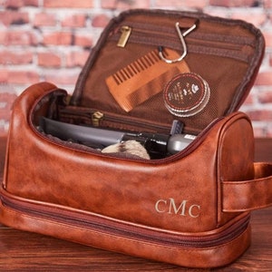 Trousse cadeau garçons d'honneur, trousse de toilette à suspendre personnalisée, trousse Dopp en cuir végétalien, trousse de rasage, cadeau pour lui, meilleurs cadeaux homme pour homme