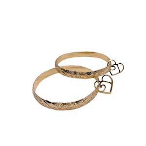 7mm Hamilton Gold Hawaii Tropical Flower and Wave Scroll Design Bangle with Heart Wave Charm