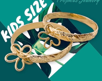 Brazalete Hamilton Gold de 7 mm con diseño de flores tropicales y ondas hawaianas y dije de flor para niños