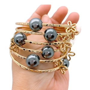 Hamilton Gold Hawaii Hammered Bangle with Black Gray Shell Pearl and Flower Charm