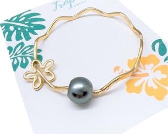 Hamilton Gold Hawaii Wavy Hammered Bangle with Gray Black Shell Pearl and Flower Charm (Price for one bangle, not sold as a set)
