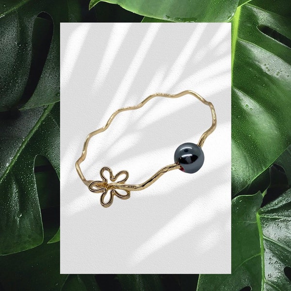 Hamilton Gold Hawaii Wavy Hammered Bangle with Gray Black Shell Pearl and Flower Charm