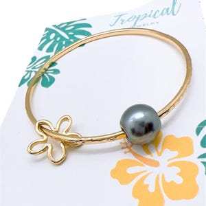 Hamilton Gold Hawaii Hammered Bangle with Black Gray Shell Pearl and Flower Charm (Price for one bangle, not sold as a set) Bild 2