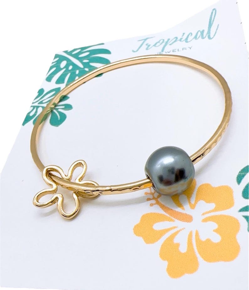 Hamilton Gold Hawaii Hammered Bangle with Black Gray Shell Pearl and Flower Charm (Price for one bangle, not sold as a set) Bild 2