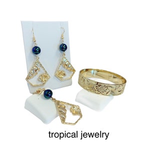 Hawaiian Hibiscus Flower Monstera Leaf with Shell Pearls Hamilton Gold Earring Necklace Bracelet Set