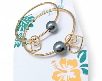 Hamilton Gold Hawaii Hammered Bangle with Black Gray Shell Pearl and Heart Wave Charm