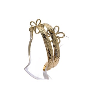 7mm Hamilton Gold Hawaii Tropical Flower and Wave Scroll Design Bangle with Flower Charm