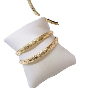 5mm Hamilton Gold Hawaii Tropical Flower and Wave Scroll Design Open Clasp Hinge Bangle