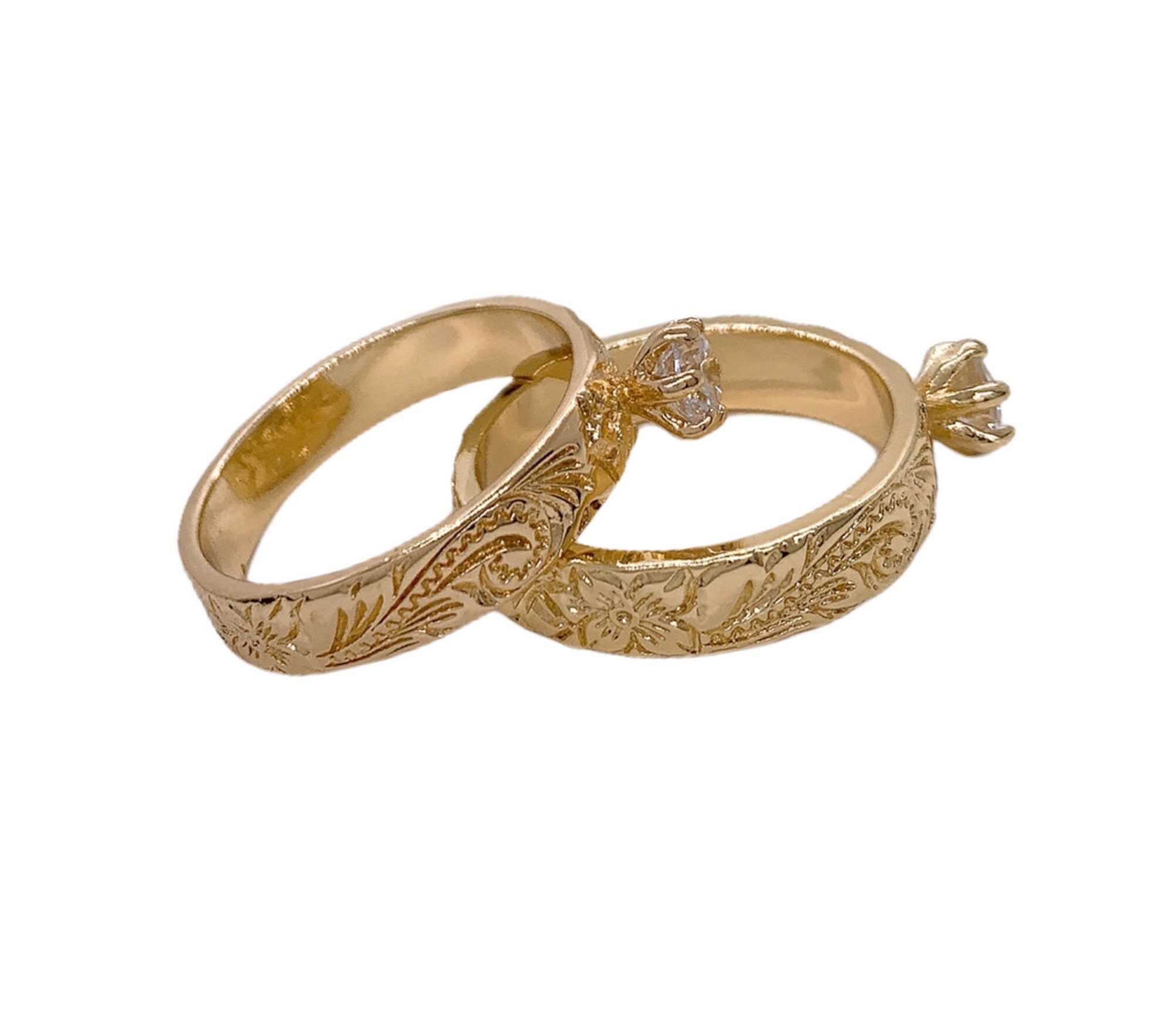 Anel de banda com design de pergaminho de flor de zircônia cúbica dourada Hawaii Hamilton