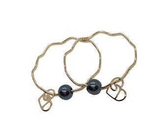 Hamilton Gold Hawaii Wavy Hammered Bangle with Peacock Black Shell Pearl and Heart Wave Charm