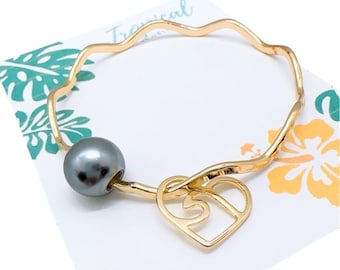 Hamilton Gold Hawaii Wavy Hammered Bangle with Gray Black Shell Pearl and Heart Wave Charm (Price for one bangle, not sold as a set)
