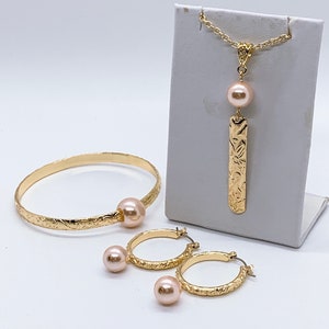 Hawaiian Flower Pattern Pink Shell Pearl Hamilton Gold 5mm Bangle, Hoop Earring and Necklace Set