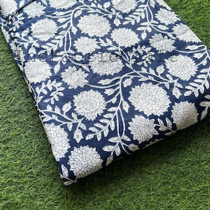 Tessuto di cotone floreale blu navy, tessuto stampato a blocchi indiani tagliato su misura, tessuto per abiti da donna, tessuto stampato a blocchi a mano