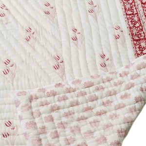 Trapunta in cotone con stampa floreale rosa: copriletto matrimoniale reversibile fatto a mano